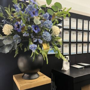 Eyecatcher zijden bloemen op maat opgemaakt in bijpassende vaas